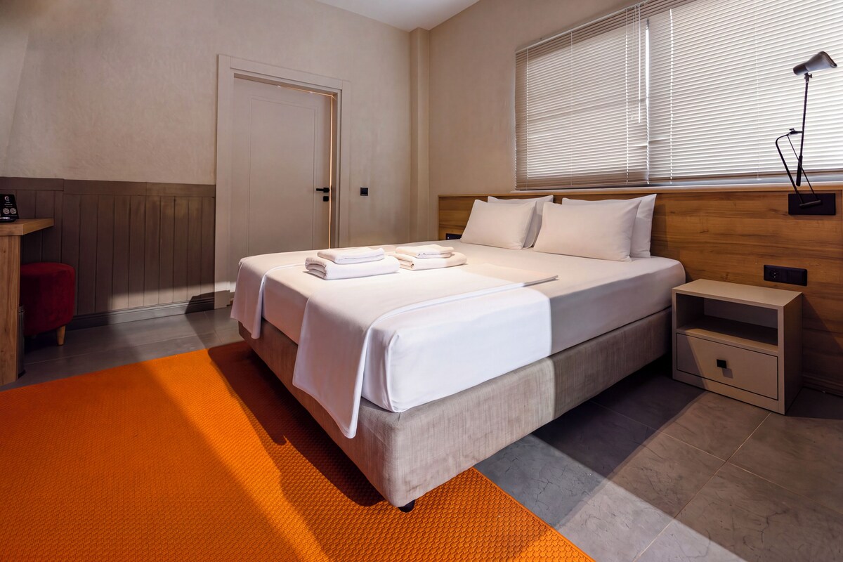 Standard Room | Peralatan tempat tidur premium, bar mini, Wi-fi percuma, cadar katil 
