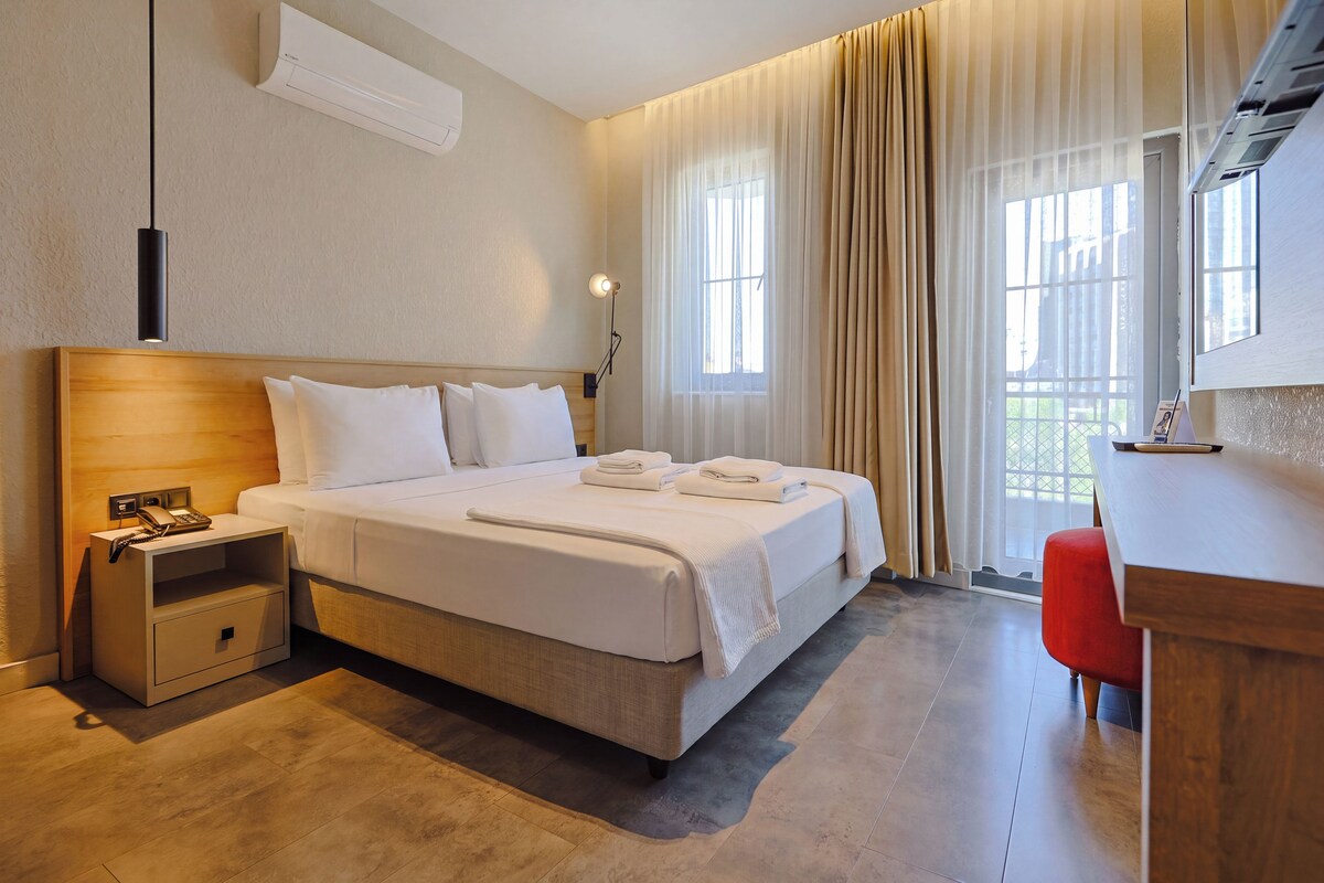 Premium bedding, minibar, WiFi (free), bed sheets