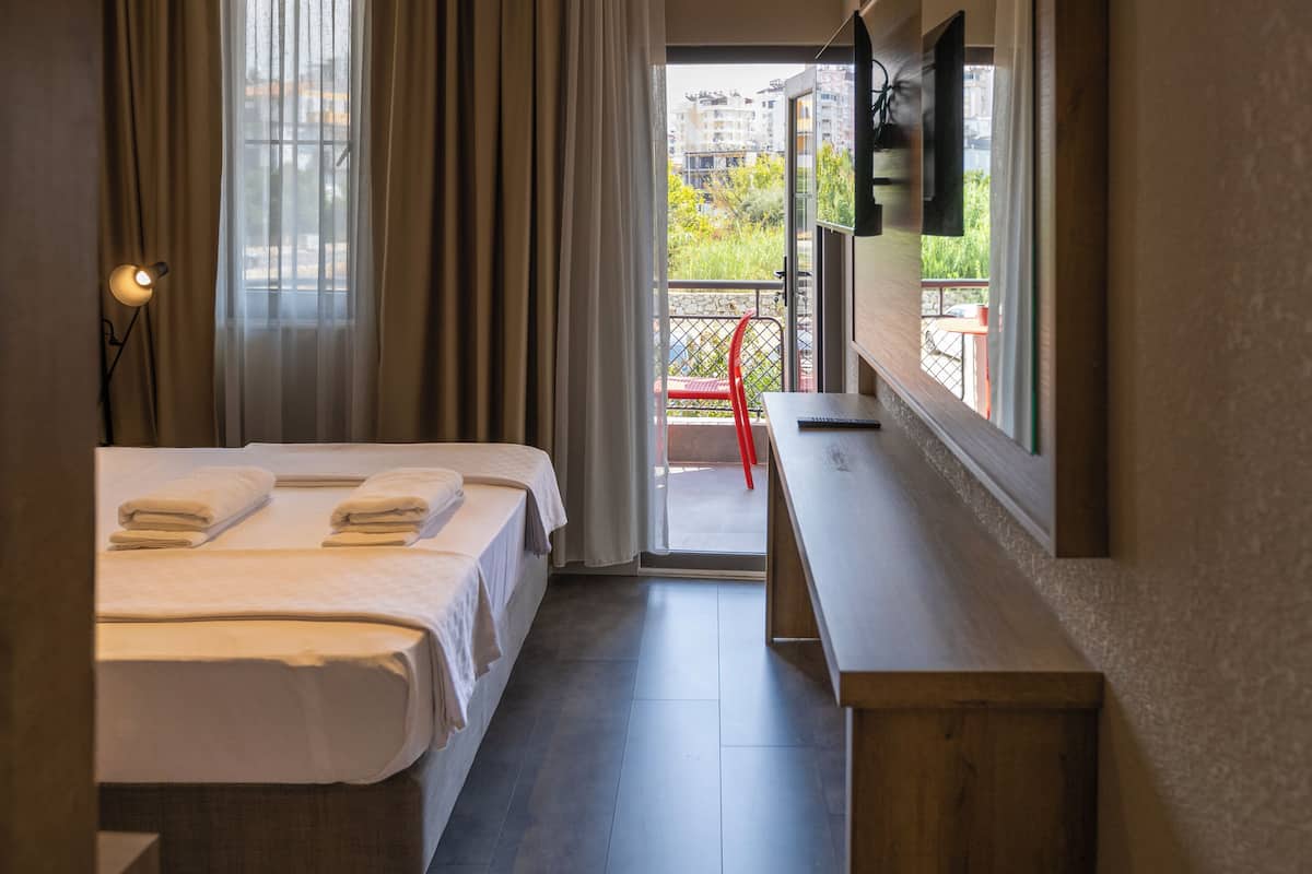 Standaard kamer, balkon | Luxe beddengoed, een minibar, gratis wifi, beddengoed