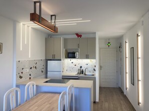 Køleskab, mikrobølgeovn, ovn, kogeplade