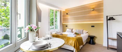 Estúdio urbano | Área de estar | TV 60 polegadas com canais a cabo