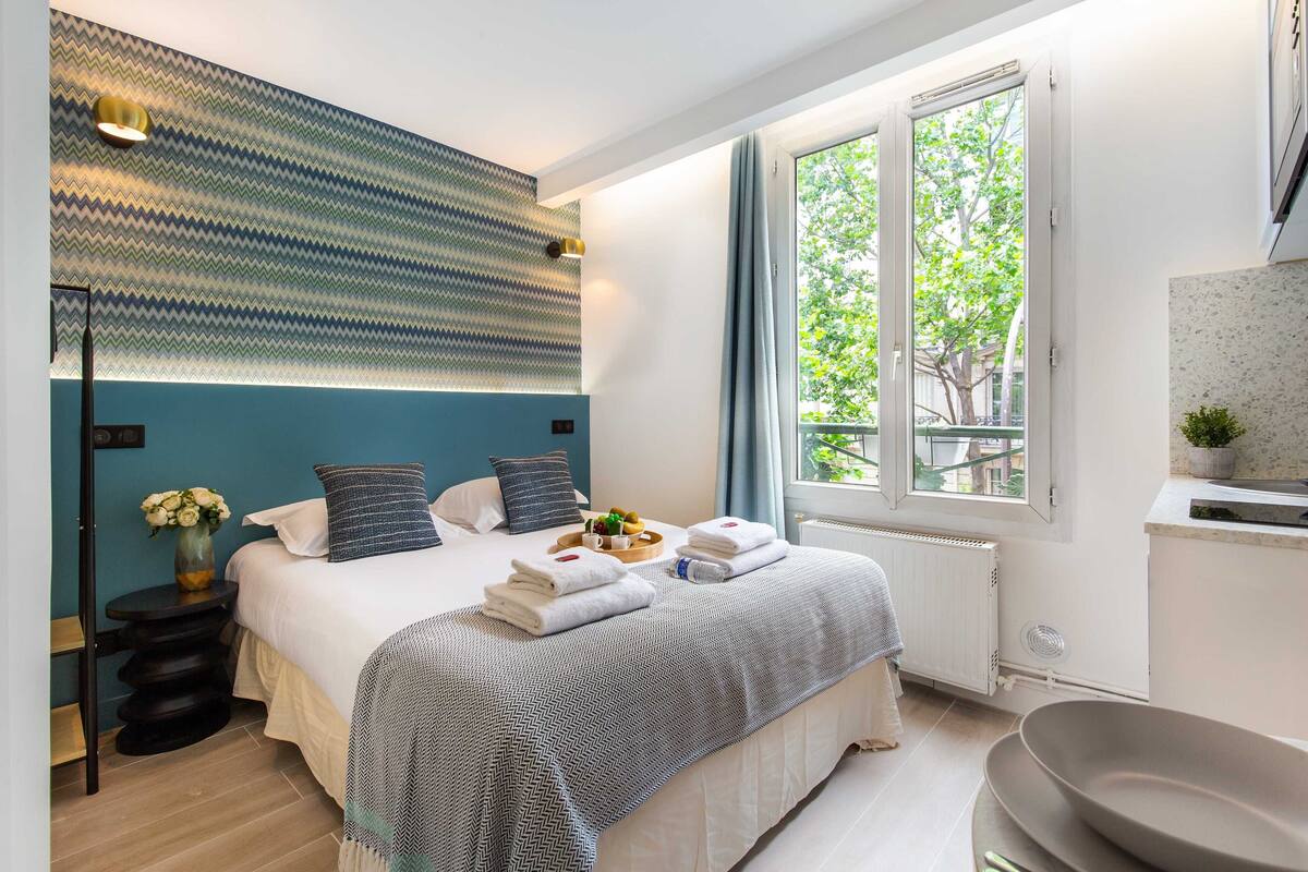 Studio – city | Oppholdsområde | En 60-tommers TV med kabel-kanaler