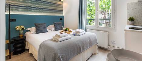 City Studio | Living area | 60-inch TV with cable channels