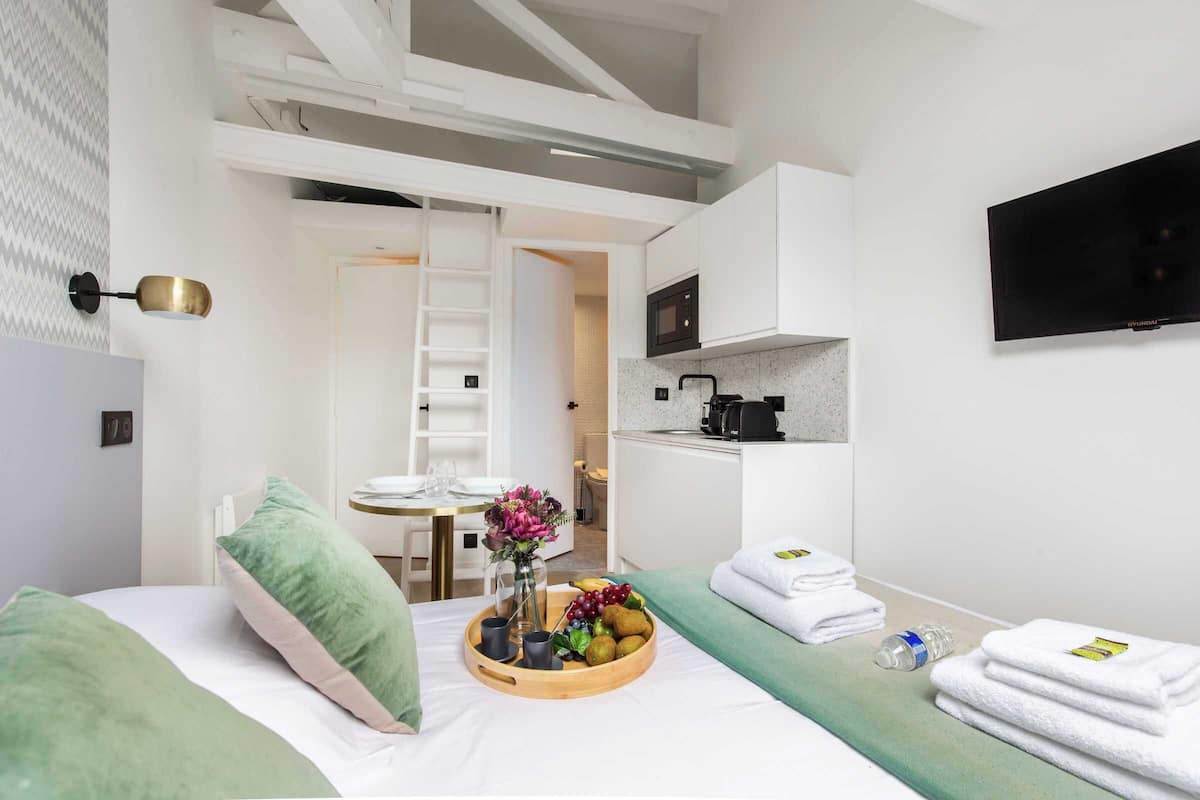 Appartement | Woonruimte | Een 60-inch televisie met kabelzenders