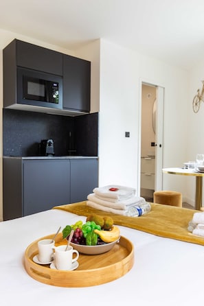 City Studio | Private kitchen | Fridge, microwave, stovetop, espresso maker