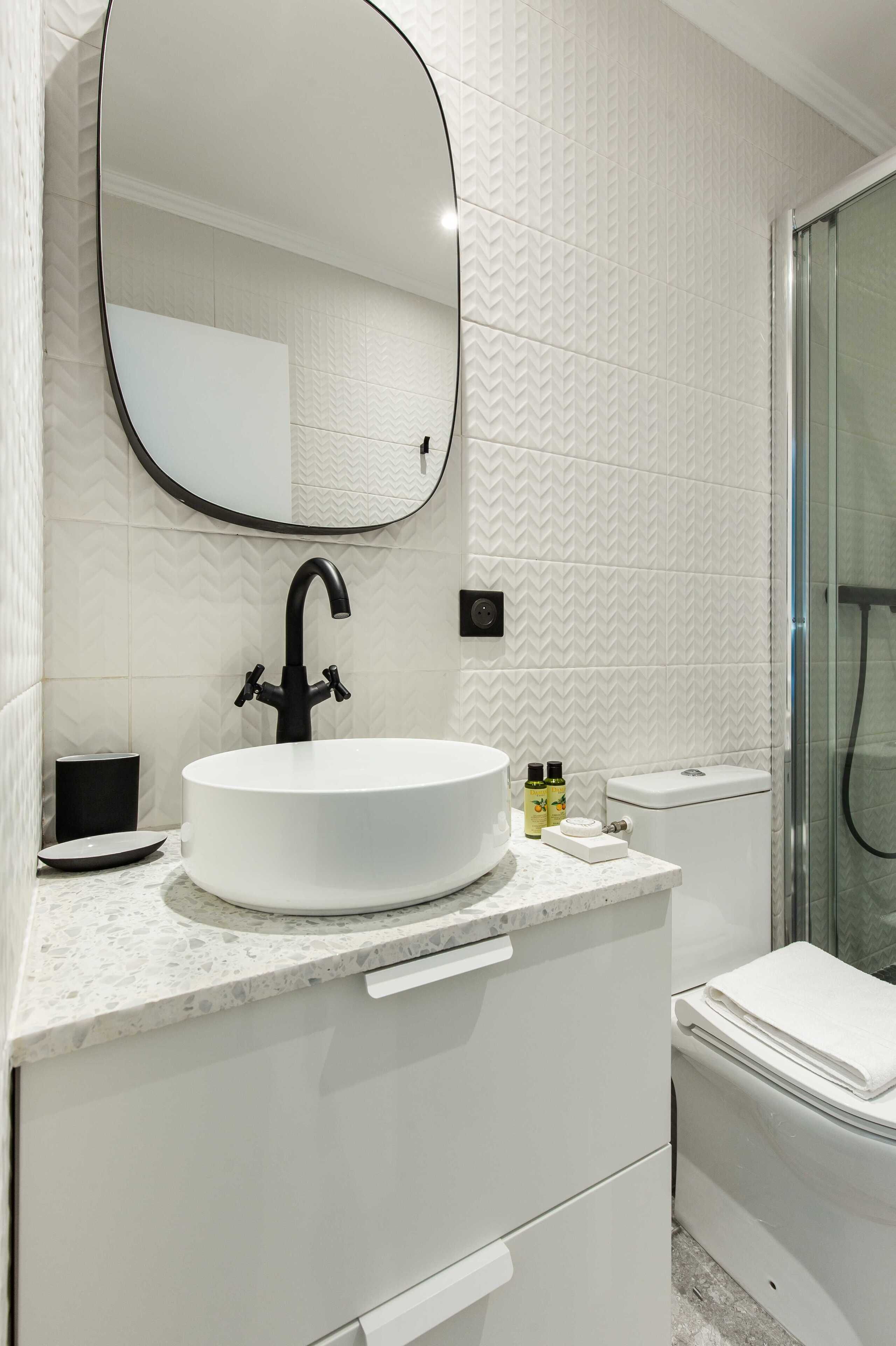 City-Studio | Badezimmer | Dusche, kostenlose Toilettenartikel, Haartrockner, Handtücher