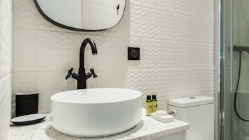 City-Studio | Badezimmer | Dusche, kostenlose Toilettenartikel, Haartrockner, Handtücher