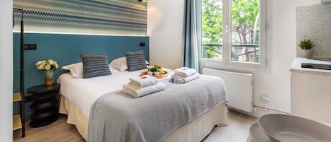 City Studio | Living area | 60-inch TV with cable channels