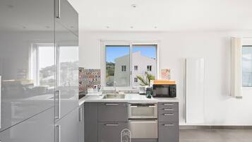 冷蔵庫、電子レンジ、オーブン、食器洗い機