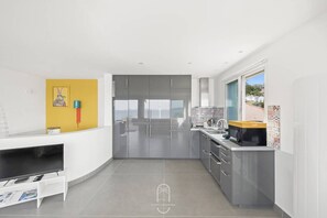 Kjøleskap, mikrobølgeovn, ovn og oppvaskmaskin