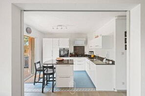 冷蔵庫、電子レンジ、オーブン、食器洗い機