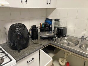 Een koelkast, een microgolfoven, een oven, een kookplaat