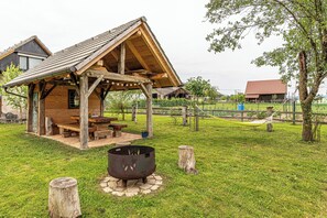 Chalé família, vários quartos, 2 banheiros (Mimi Cottage near Kolpa River) | Opções para refeição ao ar livre