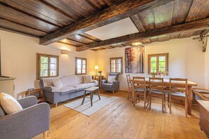Családi faház, több hálószobával, két fürdőszobával (Mimi Cottage near Kolpa River) | Nappalirész | Síkképernyős tévé