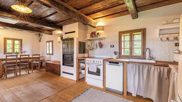 Lemari es, oven, kompor, dan mesin pencuci piring