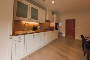 Family Chalet, Multiple Bedrooms, 2 Bathrooms (Tailors House) | Private kitchen