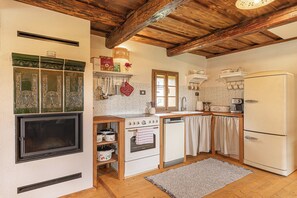Családi faház, több hálószobával, két fürdőszobával (Mimi Cottage near Kolpa River) | Privát konyha | Hűtőszekrény, sütő, főzőlap és mosogatógép
