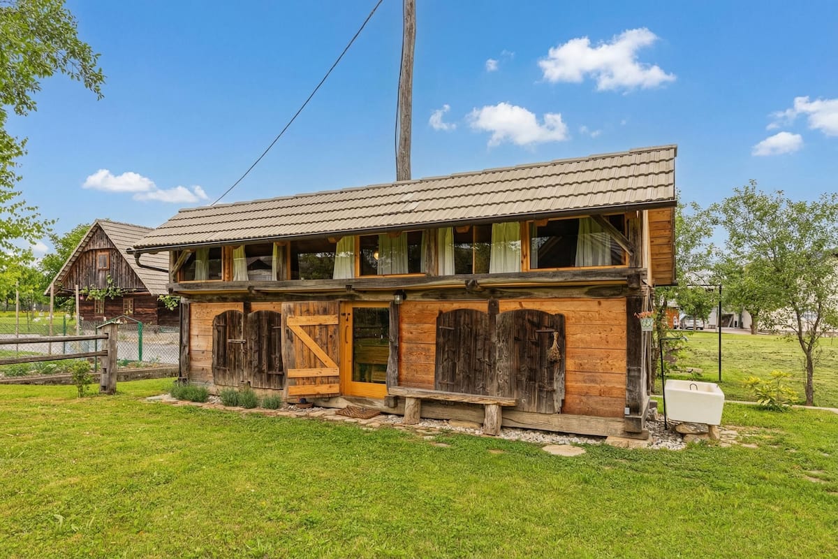 Family House, Multiple Bedrooms (The Old Barn near Kolpa River) | Exterior