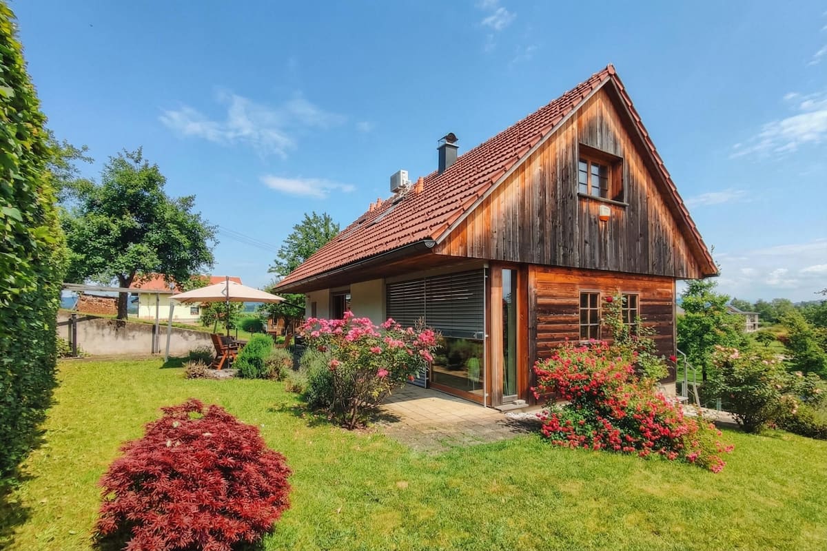 Family Chalet, 2 Bedrooms, 2 Bathrooms (Tailor's House /w Sauna near Kolpa) | Garden