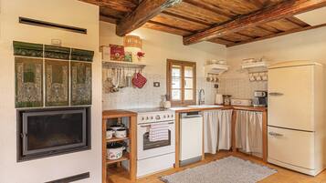 Lemari es, oven, kompor, dan mesin pencuci piring