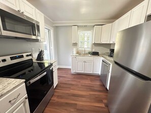 Een koelkast, een microgolfoven, een oven, een kookplaat