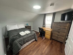 3 Schlafzimmer, Schreibtisch, Bügeleisen/Bügelbrett, Reisekinderbett