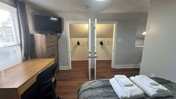 3 bedrooms, desk, iron/ironing board, travel crib