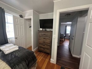 3 Schlafzimmer, Schreibtisch, Bügeleisen/Bügelbrett, Reisekinderbett
