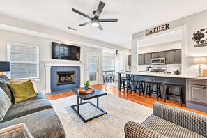 Fernseher, Kamin, Bücher, Arbeitsbereiche