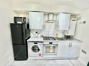 Fridge, microwave, oven, stovetop - Cosy 2bedroom flat in London|free parking on premise (Carshalton)
