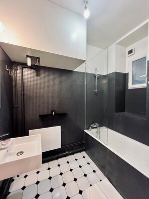 Serviettes fournies, savon, papier toilette