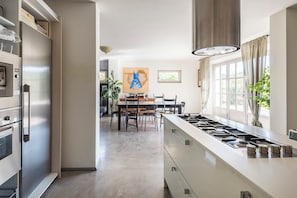 Refrigerador, microondas, horno, placa de cocina
