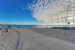 Una playa cerca