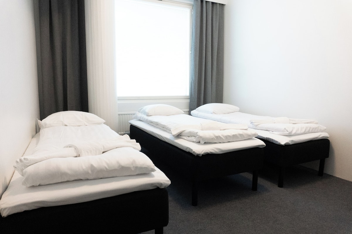 Eenvoudige vierpersoonskamer, privébadkamer | Gratis wifi