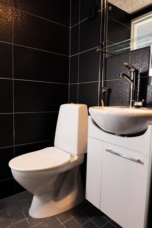 Basic Quadruple Room, Private Bathroom | Bathroom | Hair dryer - AadanKosio (Joensuu)