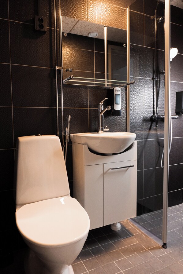 Basic Double Room, Private Bathroom | Bathroom | Hair dryer - AadanKosio (Joensuu)