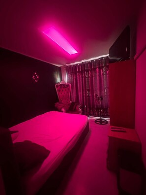 2 室のベッドルーム、デスク、WiFi、ベッドシーツ