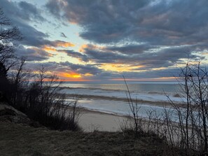 Beach - Cozy lakeside retreat: perfect to experience all Michigan has to offer during fall and winter- from wineries and fall hikes to skiing, snowmobiling, and snow shoeing! (Coloma charter Township)