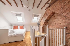 2 bedrooms, iron/ironing board, WiFi, bed sheets - Cosy 2-Bed Cottage, close to Windsor By Tempstay (Berkshire)