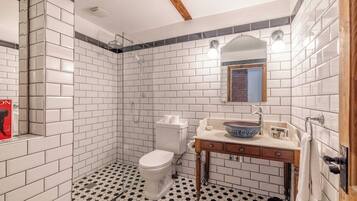 Dusj, hårføner og håndklær