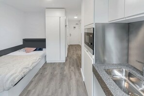 Deluxe Studio | Blackout drapes, iron/ironing board, free WiFi - For Students Only Chapter White City in London (London)
