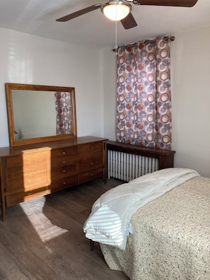 2 bedrooms, desk, iron/ironing board, travel cot