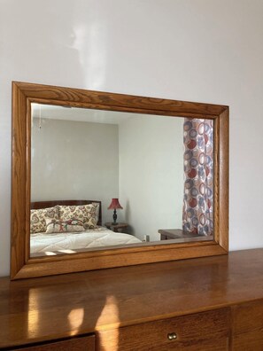 2 Schlafzimmer, Schreibtisch, Bügeleisen/Bügelbrett, Reisekinderbett