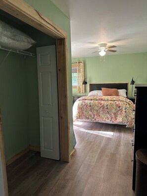 2 عدّة غرف نوم ومكواة/لوح كي وواي فاي وملاءات أسرّة