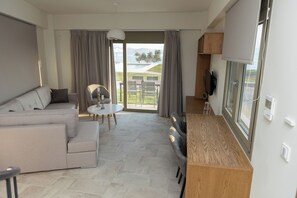 Afrodite, 1 Bedroom, Full Sea View | บริเวณนั่งเล่น | ทีวี