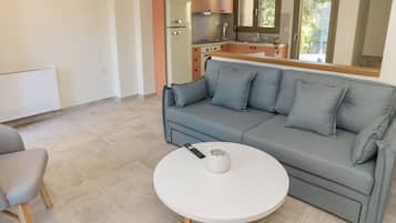 Athena, 2 Bedrooms, Limited Sea View | Wohnbereich | Fernseher