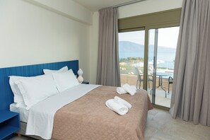 Afrodite, 1 Bedroom, Full Sea View | Värdeförvaringsskåp på rummet, ljudisolering och strykjärn/strykbräda