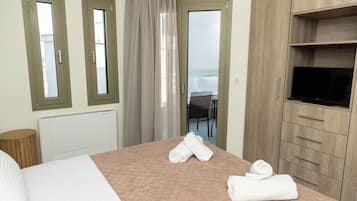 Athena, 2 Bedrooms, Limited Sea View | Caja fuerte, sistema de insonorización, tabla de planchar con plancha