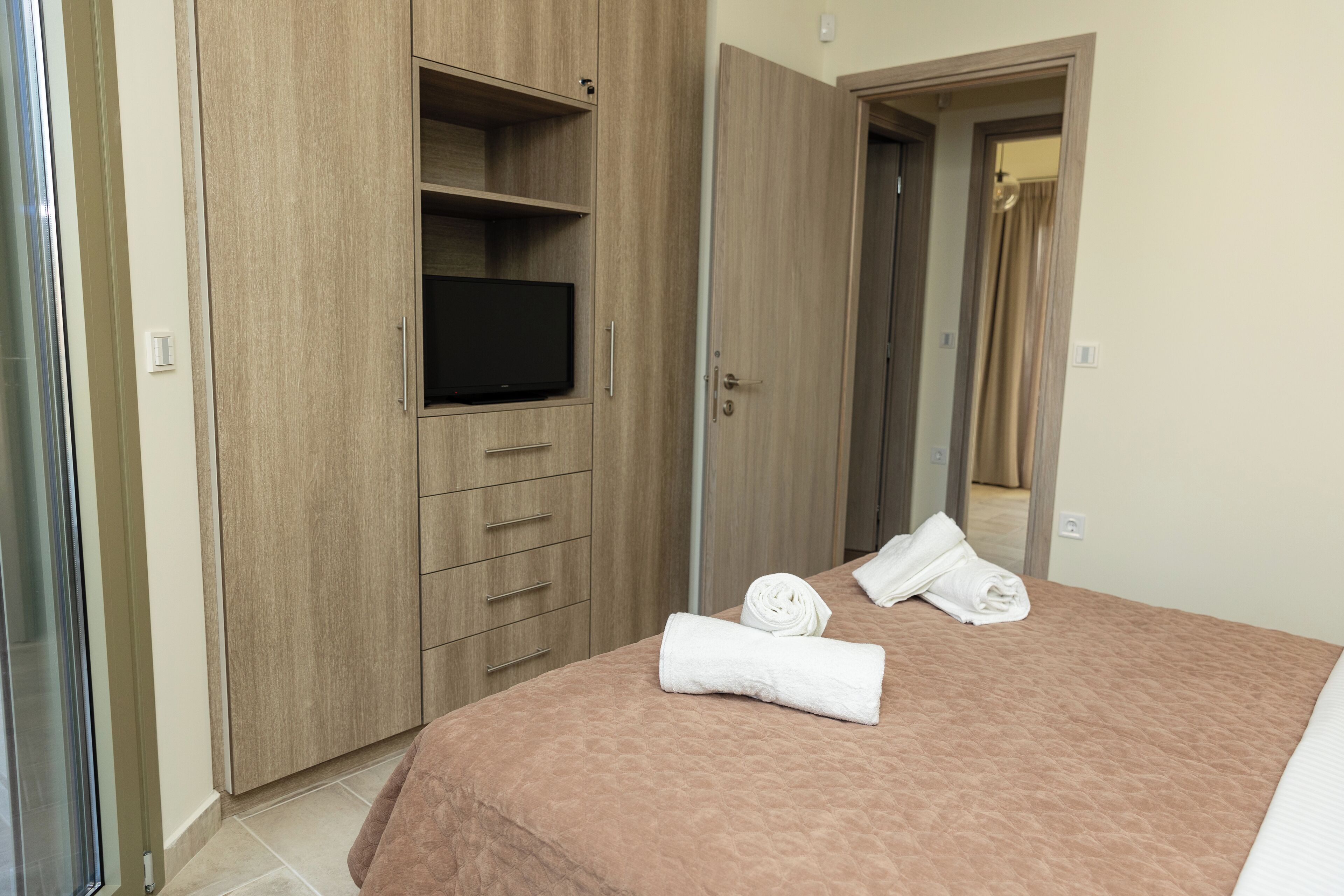 Athena, 2 Bedrooms, Limited Sea View | Cofres nos quartos, quartos à prova de som