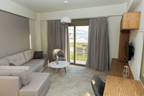 Afrodite, 1 Bedroom, Full Sea View | บริเวณนั่งเล่น | ทีวี